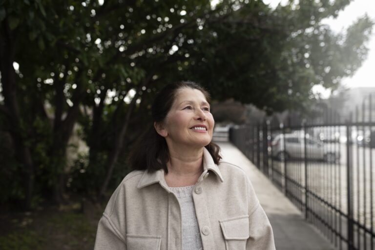 Mulher de 50 anos com equilíbrio emocional